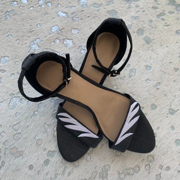 Black w/ White Flower Embroidered sandal Block heel Size 7 - Like New! - Picture 1 of 2